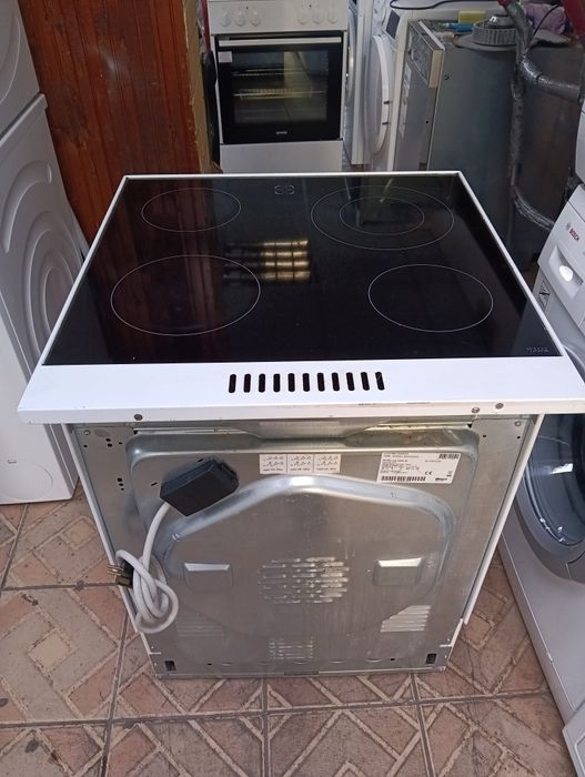 Свободно стояща печка с керамичен плот Gram 2 години гаранция!