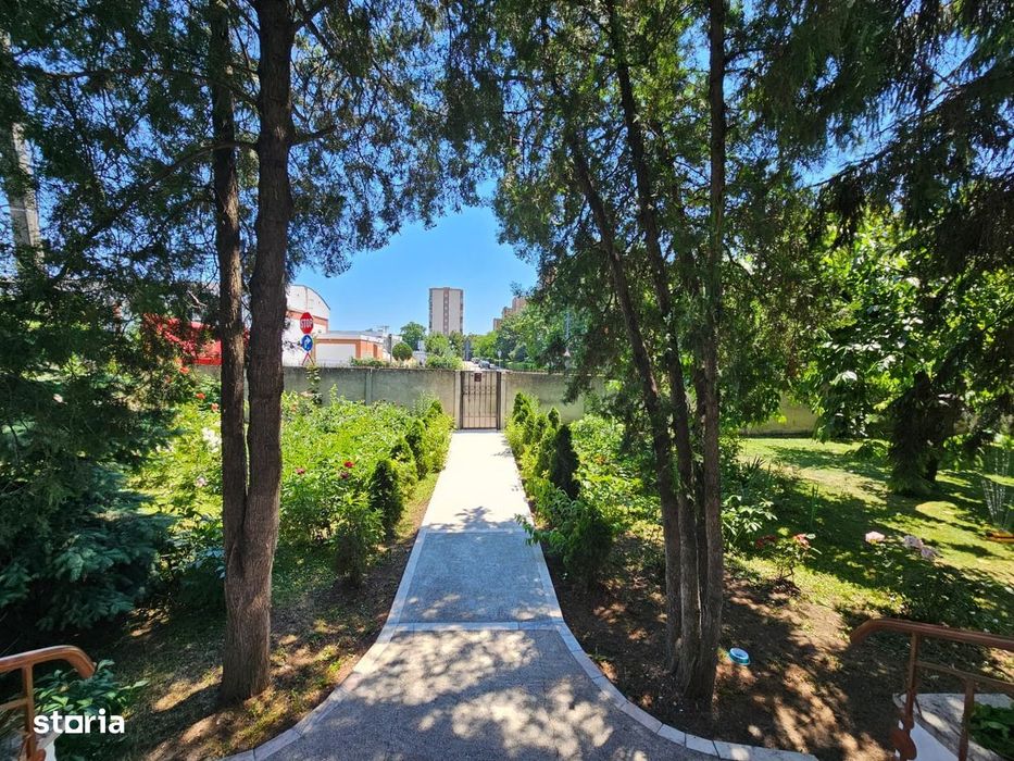 Casa eleganta cu tavane inalte si gradina superba