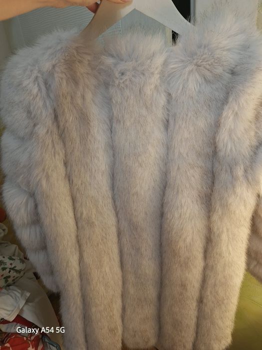 Haina scurta blana artificiala