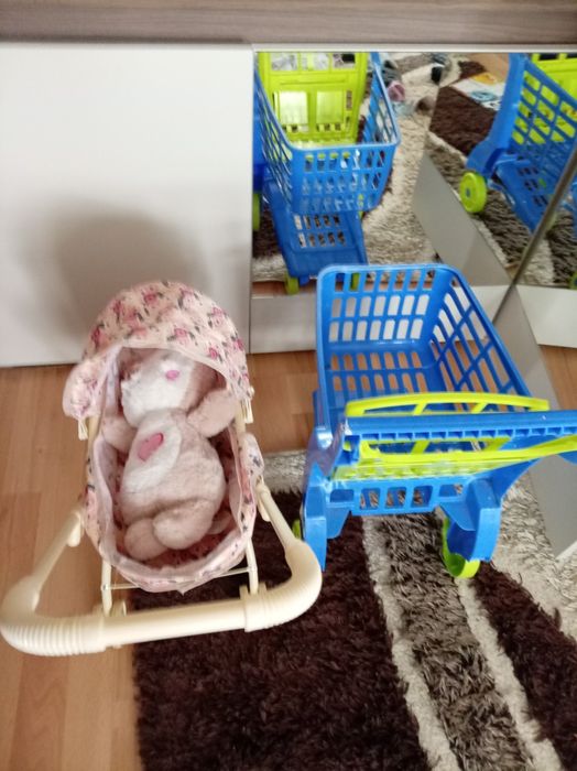 Две детски колички едната за пазар другата за кукли