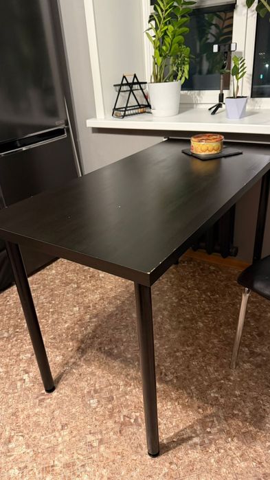 Стол с двумя стульями