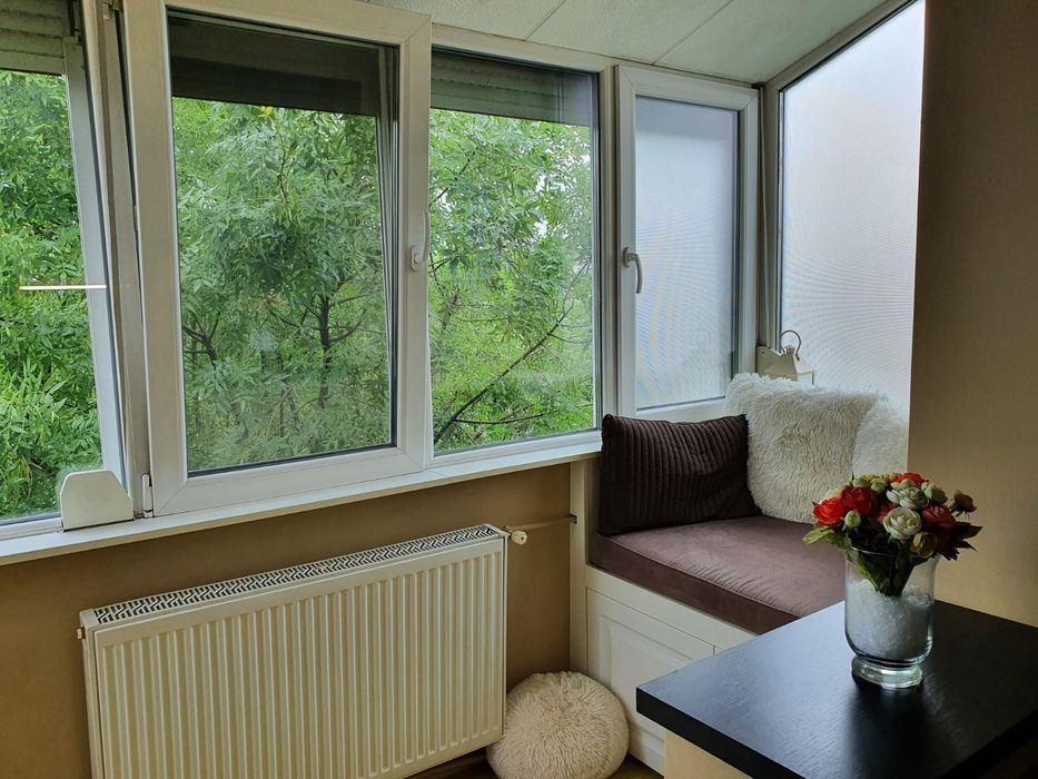 Închiriez apartament 3 camere, tip PB, zona Decebal