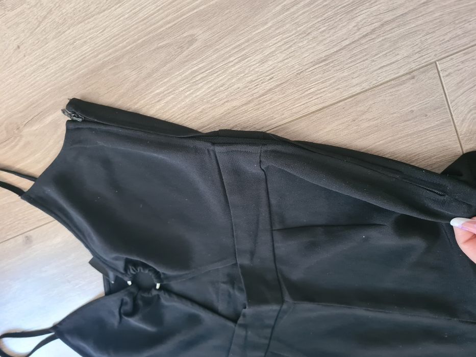 Salopeta trei sferturi, decoltata si cu fermoar lateral