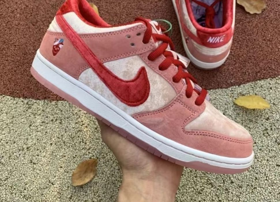 Sb dunk strange love low