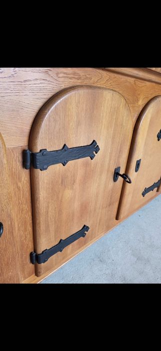 Масивен дъбов шкаф