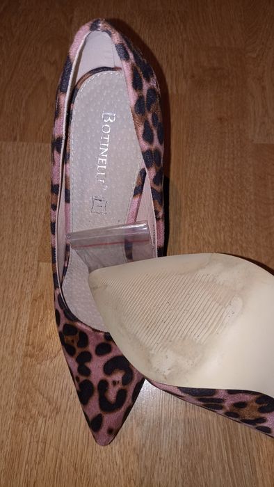Vând pantofi animal print roz