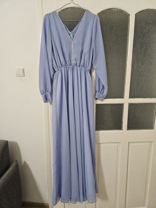 Vând rochie lunga eleganta din voal, cu detalii în zona decolteului