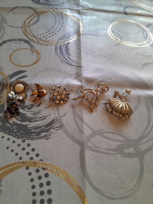 Брошки разные в отличном состоянии