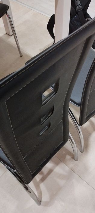 Продавам стъклена маса с четири стола