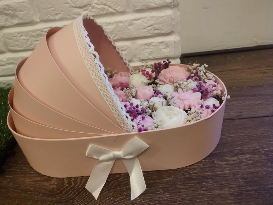 Голям букет от соеви свещи в кутия бебешка количка