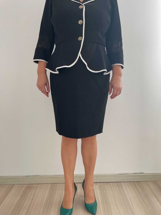 Costum elegant subtire negru cu detalii dantela