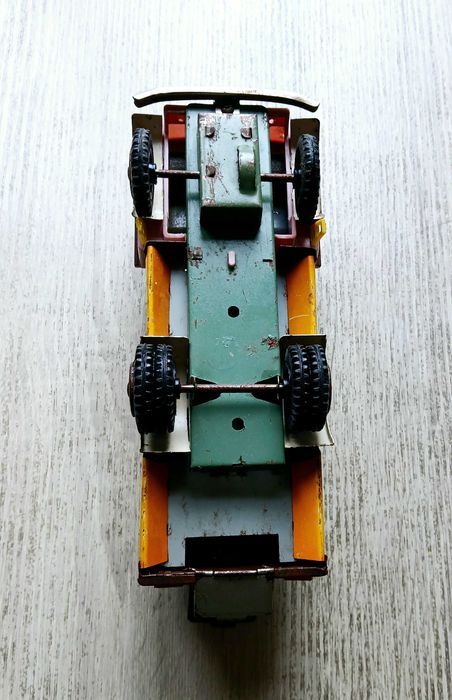 Старо ламаринено камионче