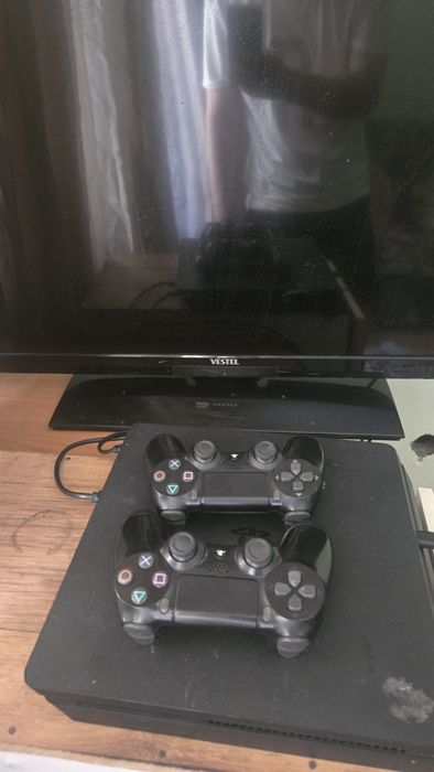 Продам рабочи Ps 4 slim 1 tb +Телевизор
