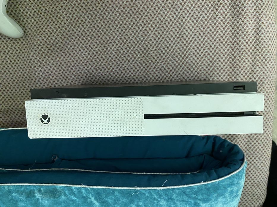 Приставка xbox 1тб с джойстиком.