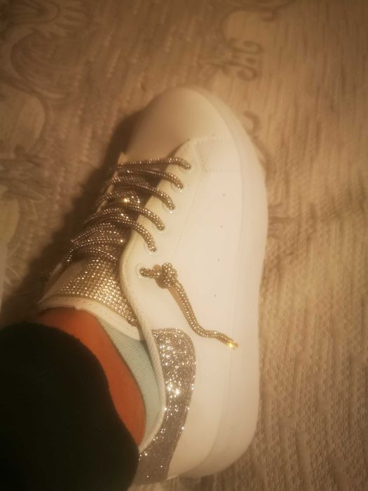 Чисто нови блестящи кецове