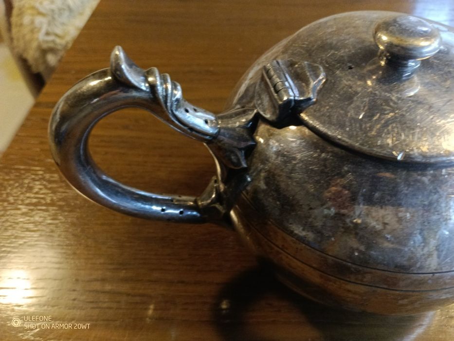Сребърен английски чайник