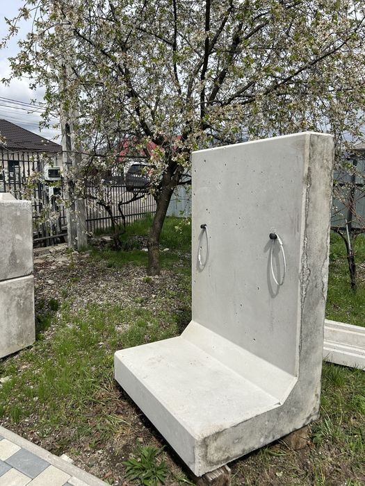 Vand element din beton in forma de L, dimensiuni mari.