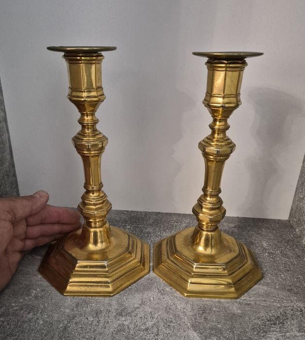 Pereche două sfeșnice vechi din bronz, 22cm, fabricate in Marea Britanie in anii 1970.