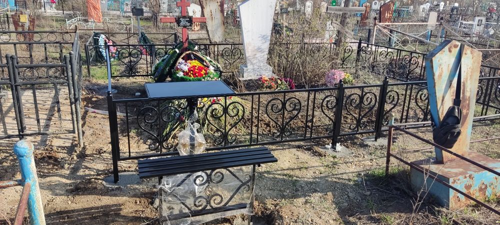 решётки,оградки,кресты,лавочки.