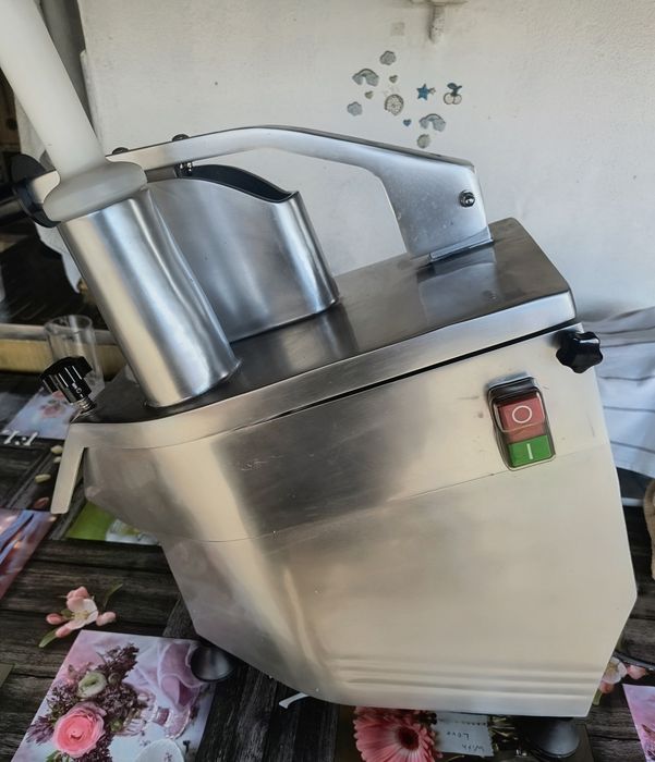 Robot profesional de tăiat legume