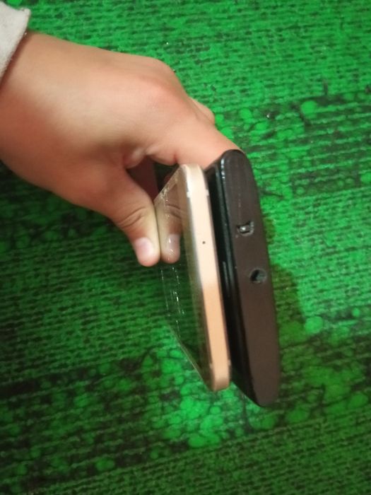 Samsung vaNokia sotiladi ishlashi yaxshi aybi ekrani isllamaydi zpchas