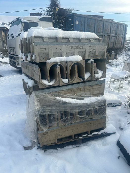 Oferind spre vânzare o cantitate mare de rigole industriale de beton