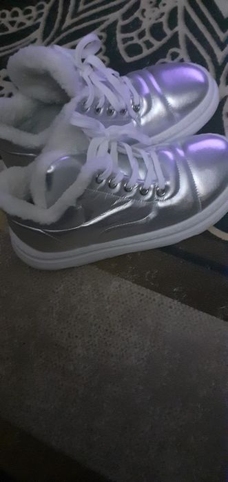 Продам новые ботинки женские