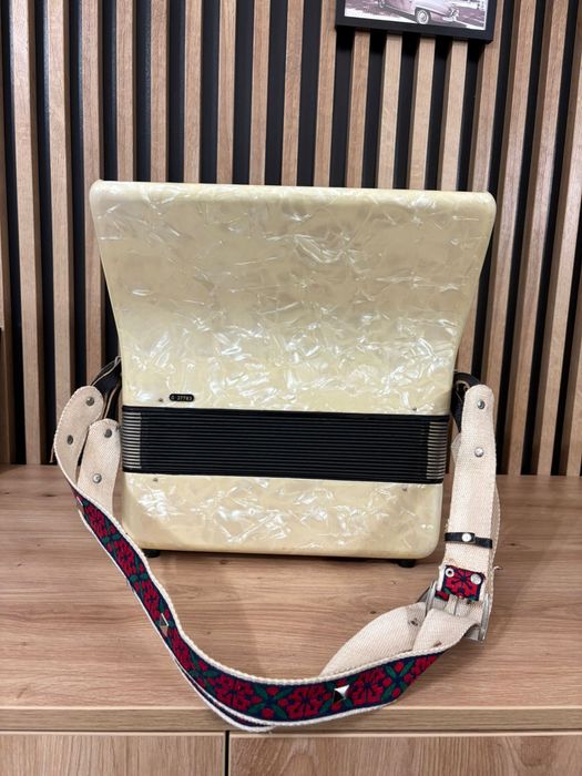 Acordeon Weltmeister cu 32 de basi