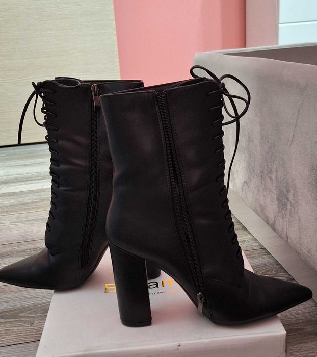Черни боти с връзки