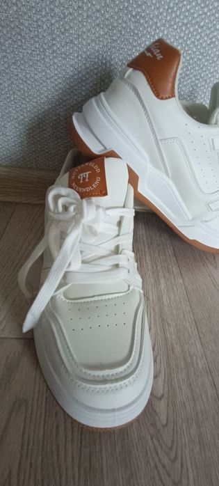 Продам Кроссовки белые