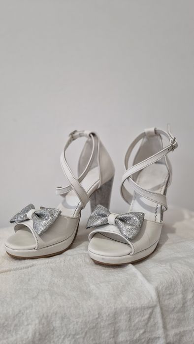 Sandale albe pentru mireasă