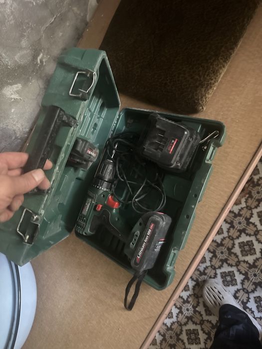 Продам шуруповерт с двумя аккумуляторами, зарядка чехол в комлекте.