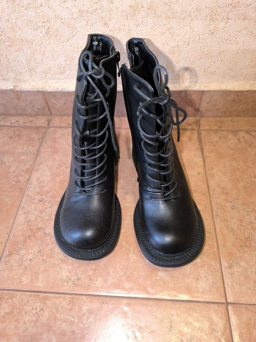 Продавам ботички кожени