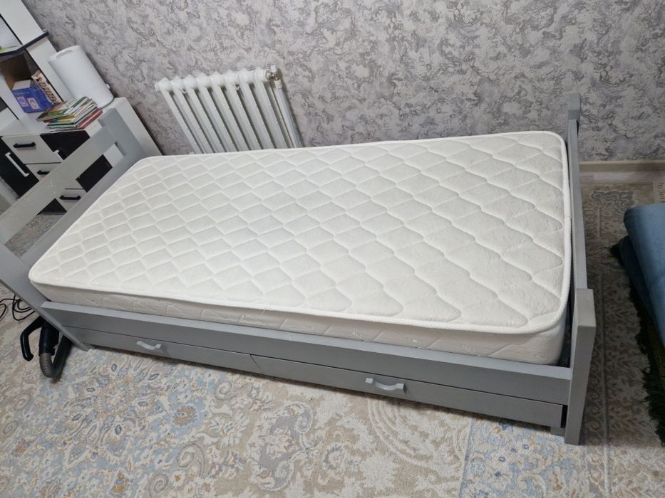 Продам кровать из дерева с матрасом