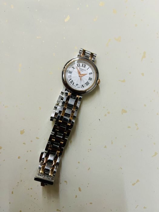 Дамски часовник Tissot Bellissima T1260 двуцветна стоманена верижка