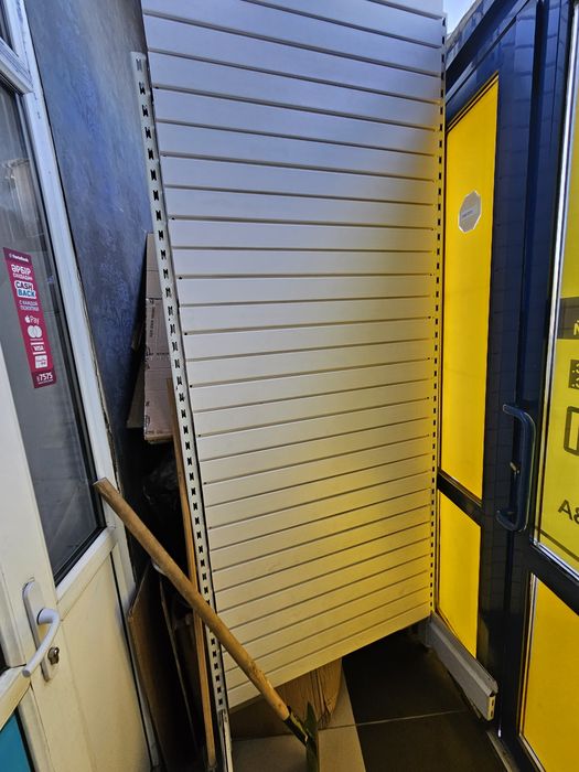 Стеллаж с крючками