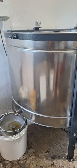 Vand miere proaspata de rapita amestec cu salcam