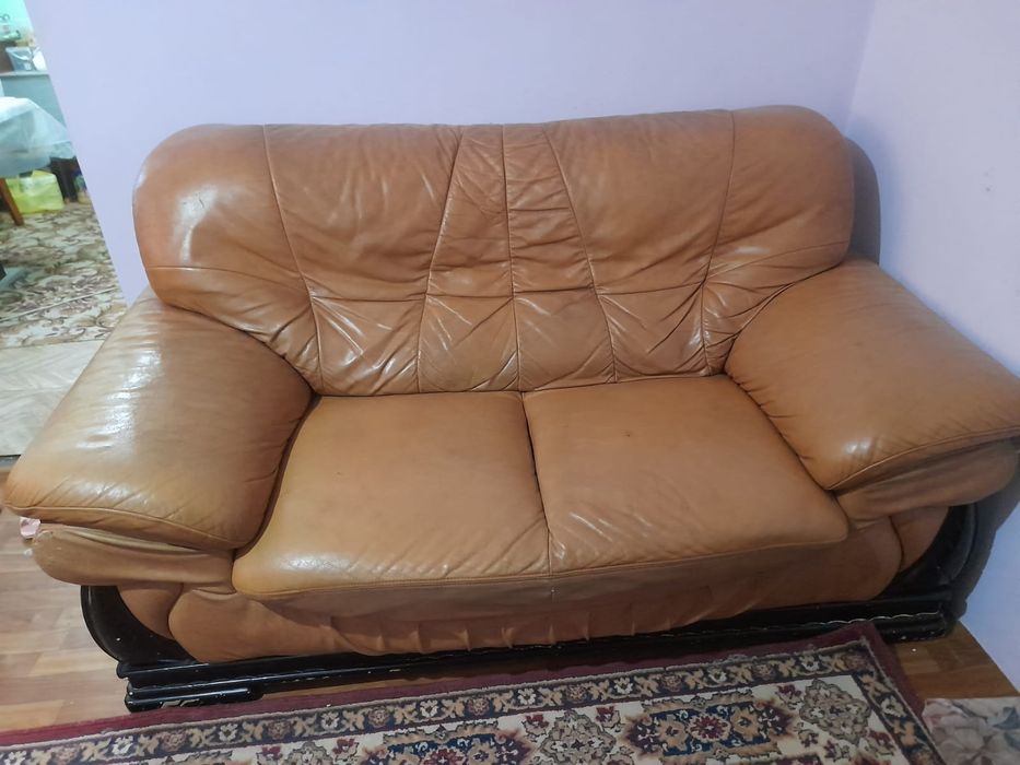 Диван кожаный в хорошем состоянии
