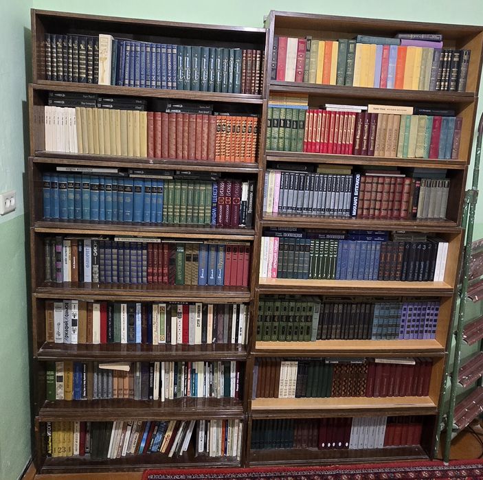 Продаются книжные полки со стеклами и книги