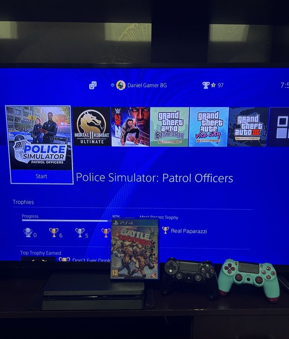 Playstation 4 с 2 контролера и акаунт с 6 дигитални игри и една на диск!