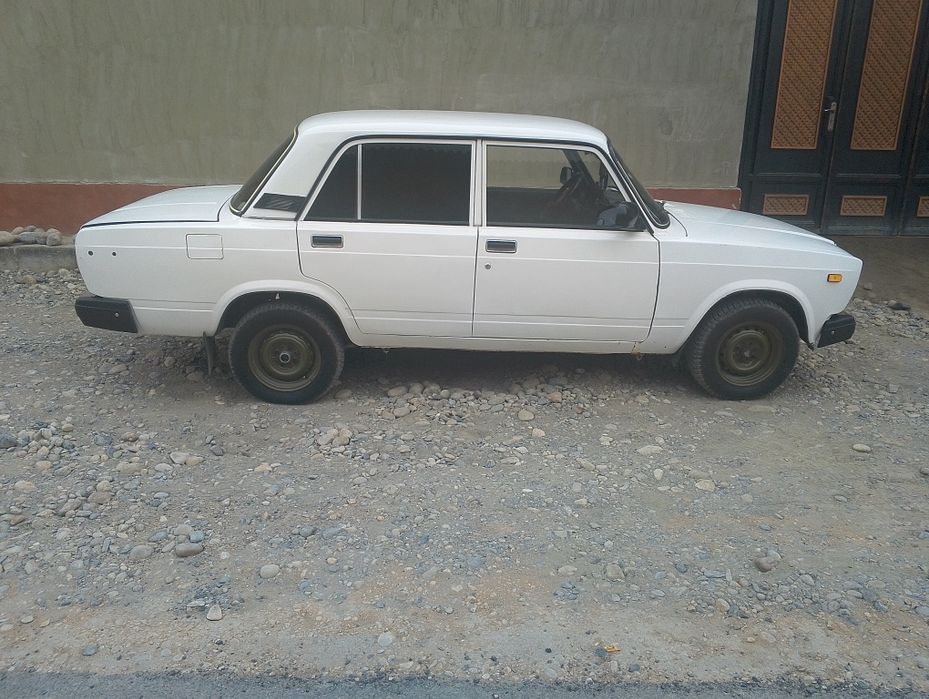 Moshina rishtonda turibdi