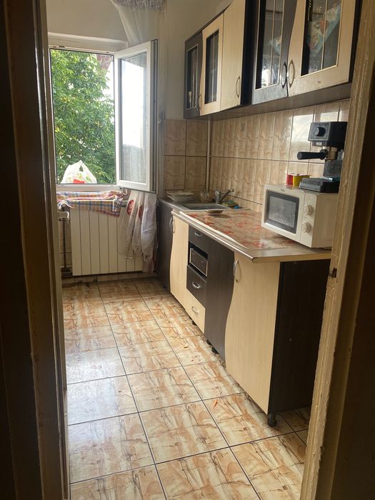 Vând apartament la Bocșa română 3 camere 2 băi balcon apartamentul are o suprafață de 100mp mai multe Detali la telefon
