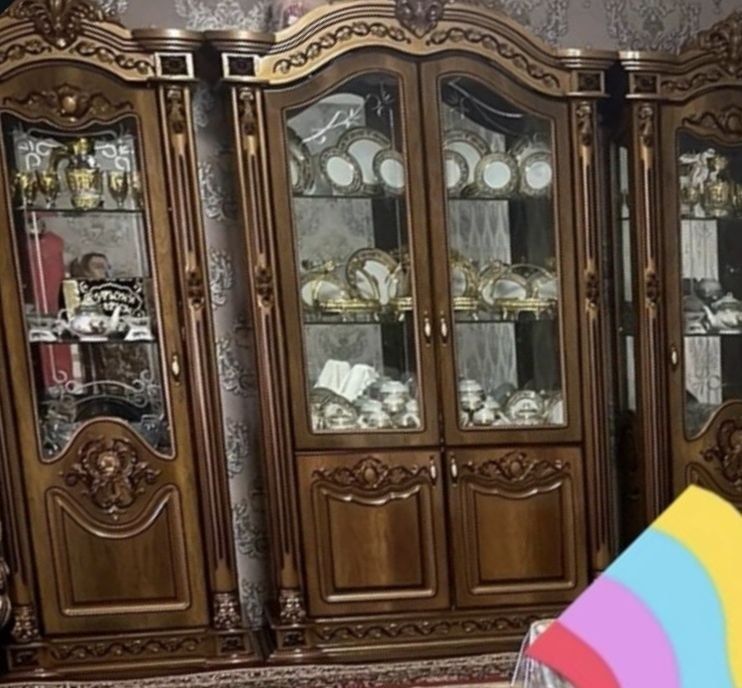 Продам красивый шкаф-витрину для посуды