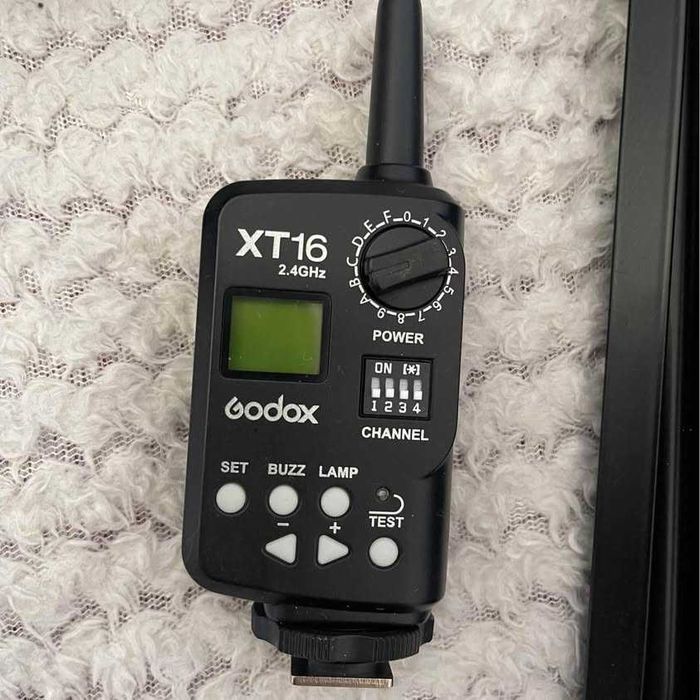 Студийна светкавица Dynaphos Expert QS-300 II + радиосинхронизатор XT-16 + софтбокс 60х60 и статив 550 лв.