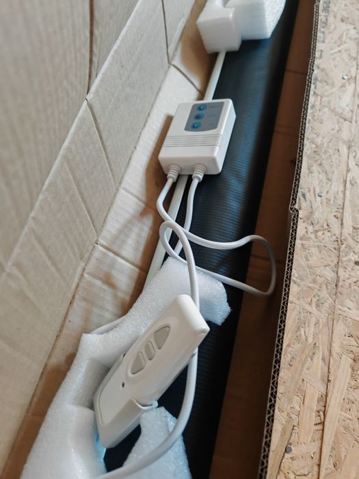 Ecrane de proiectie electrice 100" si 120", cu defect, TLES100, TLES120