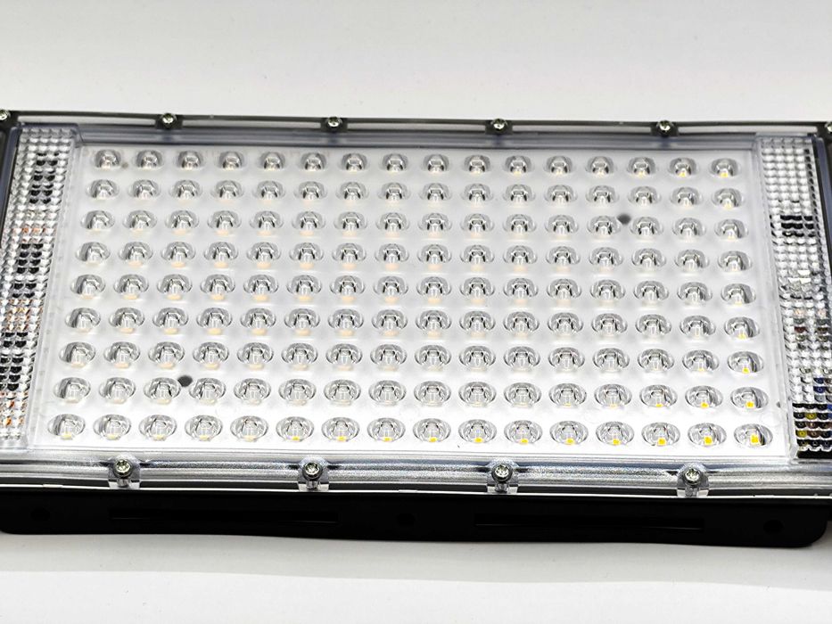 150W LED Прожектор IP65 Водоустойчив AC 220V – Топла Светлина