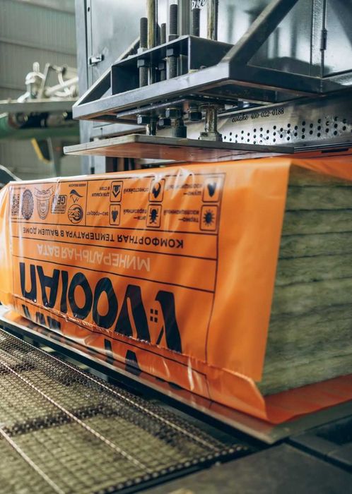 минeральная вата, стекловата,каменная вата.