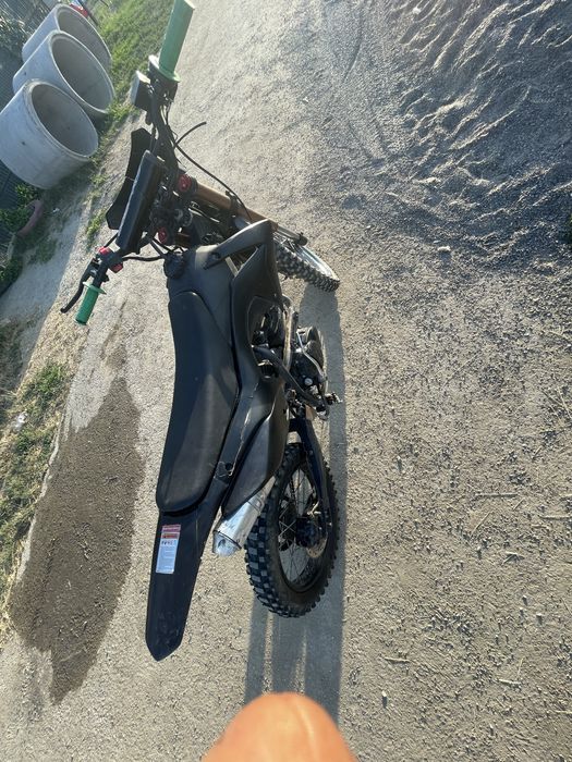 Vand cross 150cc. Are cadrul fisurat dar merge sudat.  Roata spate are un pic de joc  motorul merge bine  acept si alte schimburi   Astept oferte.