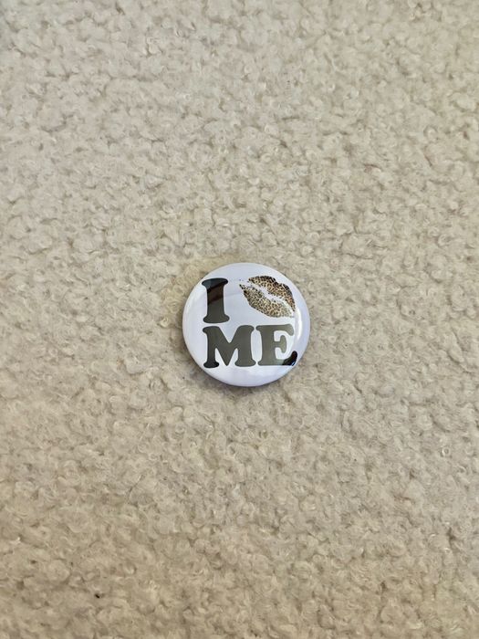 Висулка за телефон и две значки