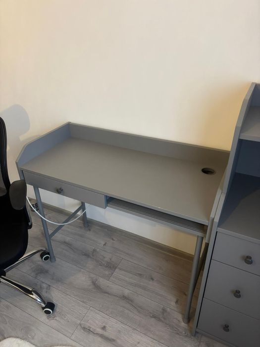 Se vinde comoda ,birou +scaun